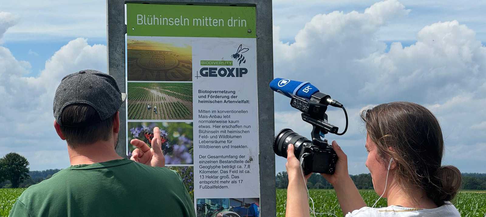 Medienproduktion des Bayerischen Rundfunks an einer GEOXIP Blühfläche – Presse, Fernsehen und redaktionelle Reichweite rund um Ackerwerbung, Bodenbilder und Geobranding